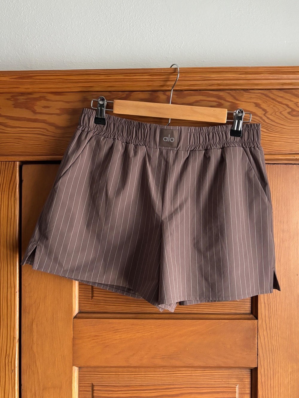 Alo Yoga Pinstripe Daylight Boxer Short in Mushrooms/Ivory Size Small - Picture 2 of 4